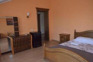 Гостевой дом Клубный дом Одесса Двухместный номер с 1 кроватью и общей ванной комнатой-6